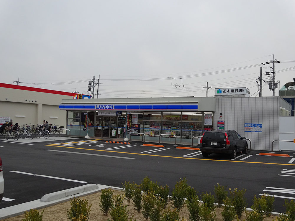 ローソン（⼋尾⽊の本１丁⽬店）