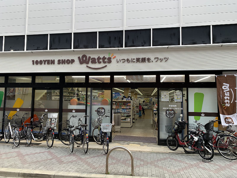 100円ショップ ワッツ（茨⽊阪急東中央店）の店舗外観
